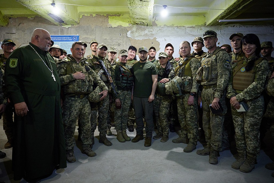 President Volodymyr Zelenskyy with members of the Ukrainian Army on 18 June 2022